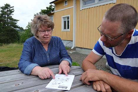 Kikka Kuosmanen ja Mika Törne tutkivat markkinoiden aluekarttaa.
