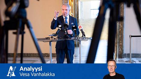 Ulkoministeri Pekka Haavisto (vihr.) puhui tiistaina eduskunnassa järjestämässään lehdistötilaisuudessa kieli keskellä suuta ja vakuutti, että Suomi ja Ruotsi jatkavat Nato-matkaa yhdessä.
