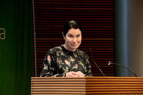Ympäristö- ja ilmastoministeri Emma Kari vihreiden puoluevaltuuskunnan kokouksessa Helsingissä 20. marraskuuta.
