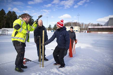 Toni Rytilahti, Janne Nurmi, Timo Aaltonen ja Vesa Holopainen pystyttämässä aitaa lumikatsomoon.