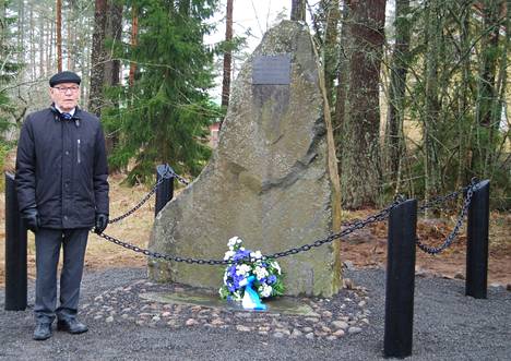 Muistomerkin laatassa lukee: "Tältä paikalta lähti 13.10.1939  Isänmaata puolustamaan 595 Merikarvian ja Siikaisten miestä". Vuosittain on myös kukat laskettu muistomerkille. Kukat on laskenut Lasse Länsitalo.