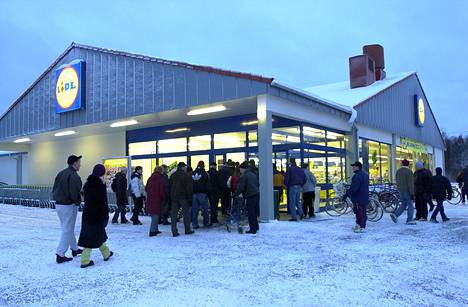 Lidl avattiin Raumalla marraskuussa 2002. Tänään Lidlin markkinaosuus Suomessa on kymmenisen prosenttia.
