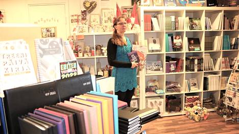 Paikallinen kirjakauppa ottaa mieluusti myyntiin seudun kirjailijoiden teoksia. SataKirjan yrittäjä Lea Kuusisto halusi koota ne ihan omaksi osastokseen.