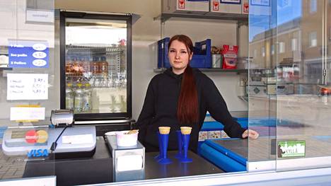 19-vuotias Jenna Lehto on työskennellyt jäätelökioskissa jo useamman kesän ajan. Tänään hän on tuuraamassa aamuvuorossa, kun muut kioskin työntekijät ovat päivän koulussa. 