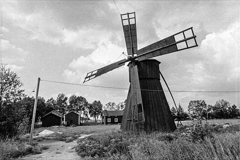 Kuvassa etualalla Nakkilan kotiseutumuseoon vuonna 1967 siirretty tuulimylly.