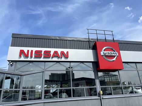 Nissan-logot ovat vielä esillä Mikkolassa, AutoPalinin myymälätilojen seinustoilla.