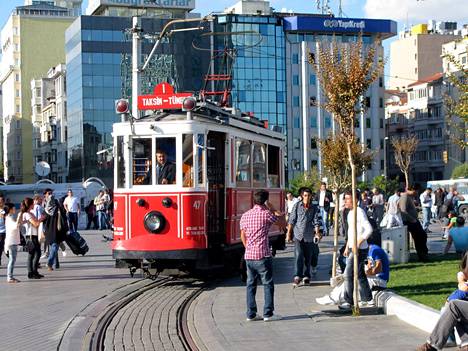 Kuvassa raitiovaunu kulkee Taksim-aukion ja Galata-tornin välillä Istiklal Caddesi -kävelykadulla Istanbulissa. Myös Ensio Virta kertoo kerran testanneensa Istanbulin museoratikkaa elokuussa 1990.