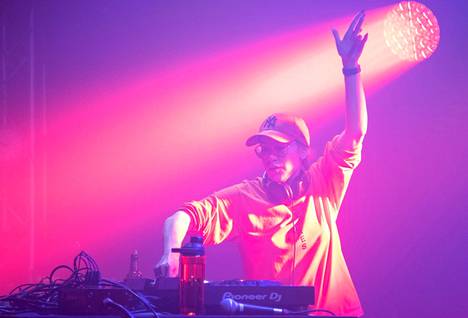 DJ Hapankorppu eli Hanna Toivonen esiintyi Tullikamarin Klubilla marraskuussa järjestetyissä Sober Furious -bileissä 2022.