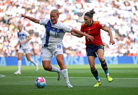Anna Westerlund (vas.) taisteli pallosta Espanjan Esther Gonzalezia vastaan Suomen EM-avausottelussa.