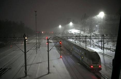 Kaukoliikenteen juna lähdössä lumipyryssä Helsingistä 12. joulukuuta 2022