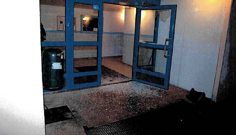 Poliisi joutui rikkomaan Porissa Pihlavassa Pihlatiellä sijaitsevan kerrostalon alaoven ikkunan päästäkseen puukotetun uhrin luo.