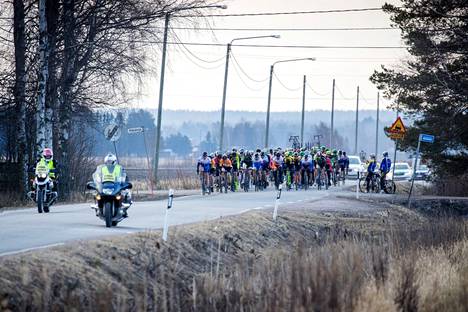 Lattomeriajo on kotimaan maantiekilpailukauden perinteinen avauskilpailu. Kuva vuoden 2018 ajosta. 