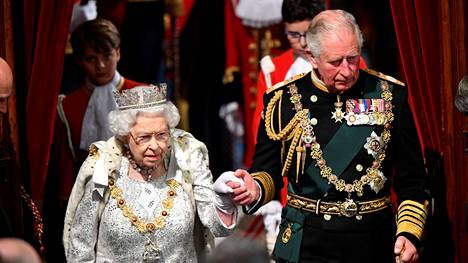 Prinssi Charles saapui äitinsä, kuningatar Elisabetin kanssa Lontoossa järjestettyyn tilaisuuteen lokakuussa 2019. 