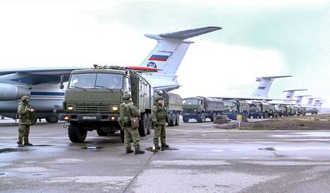 Venäjän joukkoja Almatyn lentoasemalla 9. tammikuuta.