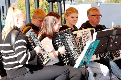 Nakkilan seudun harmonikat esiintyi torilla Vesa Formusen (oik.) johdolla.
