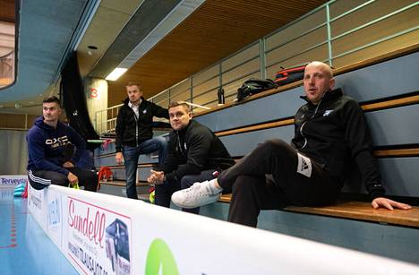 Karhujen päävalmentaja Pekka Nylund (oik.) jättää seuran kauden jälkeen. Seuraava päävalmentaja on Jani Rajala (toinen oikealta).
