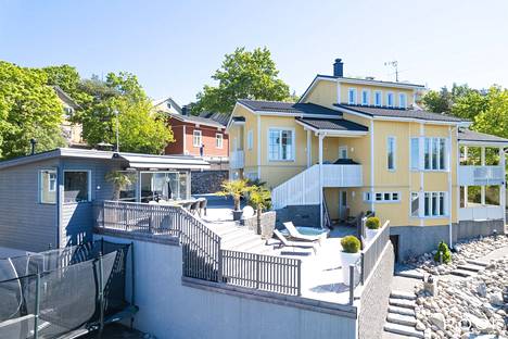 Tampereen Pispalassa myynnissä oleva talo on rakennettu vuonna 1996, mutta myöhemmät omistajat ovat laajentaneet kiinteistöä muun muassa lisärakennuksella ja terassilla.