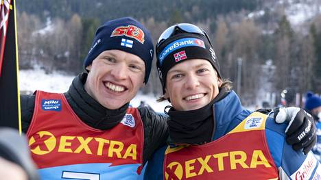 Toiseksi tullut Iivo Niskanen ja norjalaisvoittaja Johannes Hösflot Kläbo hymyilivät yhdessä maanantain kilpailun jälkeen.