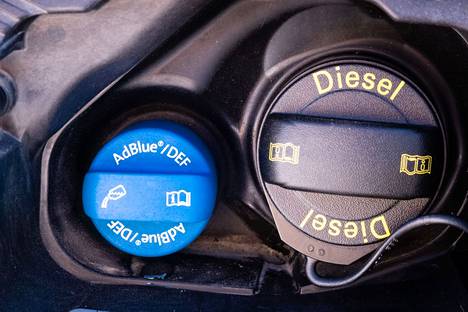 Adbluen täyttöaukko on autoissa yleensä dieselin tankkausaukon vieressä.