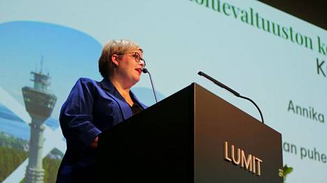 Puheenjohtaja Annika Saarikko keskustan puoluevaltuuston kokouksessa Kuopiossa 26. marraskuuta 2022.