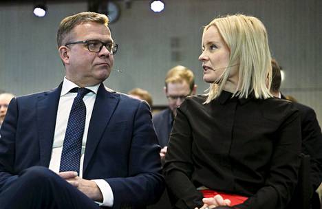 Kokoomuksen puheenjohtaja Petteri Orpo ja perussuomalaisten puheenjohtaja Riikka Purra osallistuivat Keskuskauppakamarin puoluejohtajatenttiin 9. joulukuuta 2022.