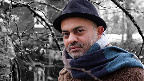 Irakilaistaustainen kirjailija Hassan Blasim on asunut Suomessa vuodesta 2004. Kelloja ja vieraita on hänen neljäs novellikokoelmansa. 