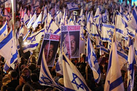 Israelissa kymmenet tuhannet ihmiset kokoontuivat lauantaina Tel Aviviin osoittamaan mieltä maan hallituksen kaavailemia lakiuudistuksia vastaan.