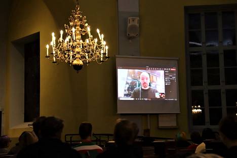 Nokian uusi kirkkoherra Ville Järvinen piti lyhyen puheenvuoron videoyhteydellä heti valintansa jälkeen.