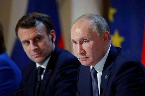 Ranskan presidentti Emmanuel Macron (vas.) ja Venäjän presidentti Vladimir Putin keskustelivat sunnuntaina puhelimessa. Kuva on otettu Pariisissa 10. joulukuuta.