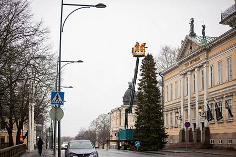 Viime vuonna Porin raatihuoneen edustalle haettiin joulukuusi Väinölästä.