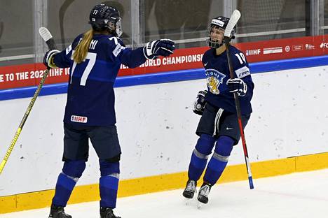 Susanna Tapani (17) ja Elisa Holopainen (10) juhlivat ottelussa Unkaria vastaan, kun Suomen naisten jääkiekkomaajoukkue voitti MM-sijoitusottelussa Unkarin jatkoajalla luvuin 3–2.