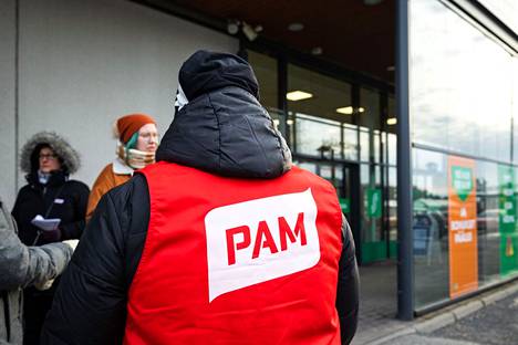 Lakko vaikutti menneellä viikolla osan ruokakaupoista toimintaan Pirkanmaallakin. Palvelualojen ammattiliiton lakkovahdit seisoivat Tampereen Lielahden Prisman edustalla 9. helmikuuta.