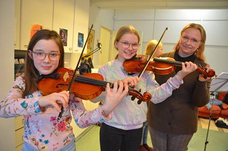 Aava Murtagh (vasemmalla) ja Lotta Pyymäki harrastavat Sastamalan musiikkiopistossa viulunsoittoa. He osallistuivat pajaviikolla jousisoitinpajaan, jossa heitä luotsasi viulunsoitonopettaja Mirjami Koskiluoma.