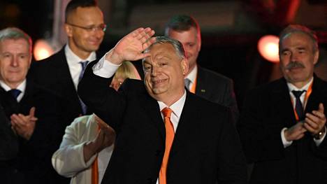 Viktor Orban ja Fidesz-puolueen jäsenet juhlivat vaalivittoaan Budapestissa.