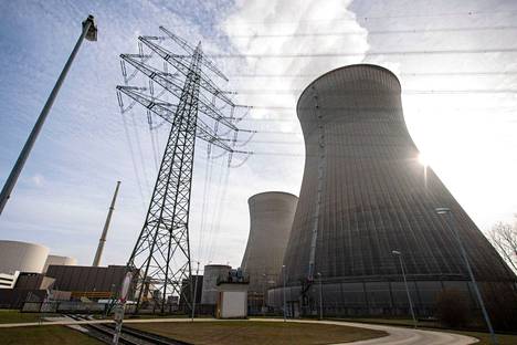 Yksi suljettavista ydinvoimaloista, Gundremmingenin voimala Etelä-Saksassa.