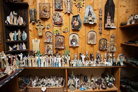 Enkelit ja muut uskontoihin liittyvät esineet ovat myymälässä näyttävästi esillä.