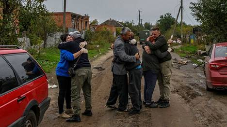 Paikalliset asukkaat halasivat toisiaan palattuaan venäläisiltä miehittäjiltä vapautettuun Kamiankan kylään Ukrainan Harkovan alueella sunnuntaina 2. lokakuuta.