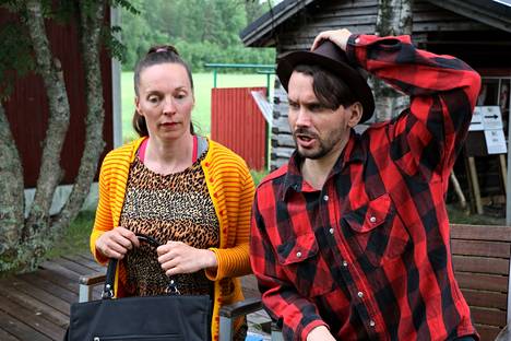 Kaksi vuotta sitten Halkeenkiven kesäteatterin yleisö sai seurata Mäkirinteen puumavuosia. Näytelmän pääosia näyttelivät Alisa Juusela ja Mikko Ängeslevä.