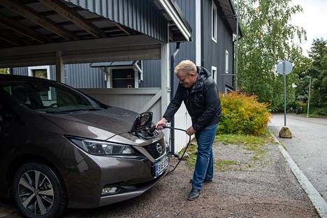 Tampereen Pispalassa asuvan Simo Takalammin mielestä mahdollisuus ladata autoa kotona on tärkeää autoilun sujuvuuden kannalta. ”Ilman sitä tämä olisi vähän takkuista. Pitäisi aina mennä johonkin muualle lataamaan.”