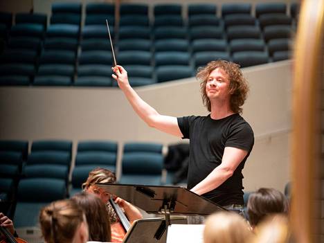 Santtu-Matias Rouvalin kausi Tampere Filharmonian johdossa päättyy lauantaina. Perjantaina hän johti tiiviin harjoituspäivän.
