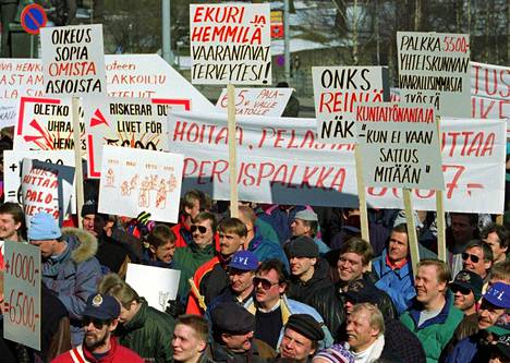 Palomiehet lakkoilivat keväällä 1995 kaksi kuukautta. Palomiesliitto järjesti mielenosoituksen eduskuntatalon edustalle 30. maaliskuuta.