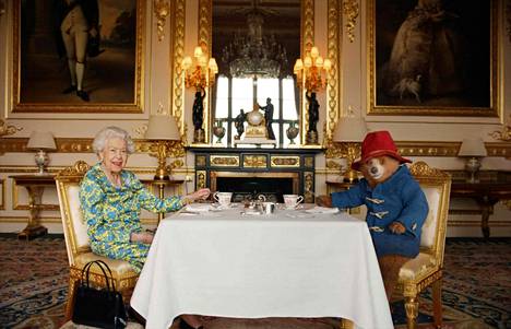 Kuningatar nähtiin juhlallisuuksissa videon välityksellä. Videolla hän juo teetä karhuherra Paddingtonin kanssa.