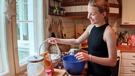 Nuori 4H-yrittäjä voi koulutuksen saatuaan perustaa esimerkiksi kahvilan, kuten keuruulainen Oona Sieppi teki kesällä 2022.