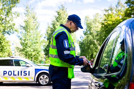 Ylikonstaapeli Jouko Kilpi tarkasti autoja ja puhallutti kuljettajia Tampereen Kalevankankaalla heinäkuussa 2020. Korona-ajan huippu rattijuopumuksissa Pirkanmaalla osuu samaan kesään.