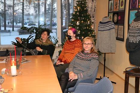 Petäjäopistolla oli esillä islantilais-norjalaisia villapaitoja. Neuleita esittelemässä olivat vasemmalta alkaen kurssin opettaja Leila Lepistö, Susanna Tolvanen ja Anneli Hakola.