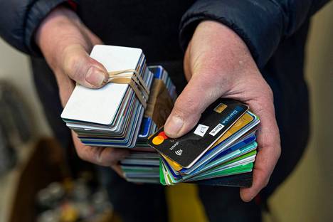 Pankkikortteja ja muita kortteja kertyy kuukaudessa paljon. ”Kortit jäävät meille, kun ihmiset kuolettavat kadonneen kortin, eivätkä sen jälkeen kysele sen perään”, sanoo toimitusjohtaja Jukka Tamminen.