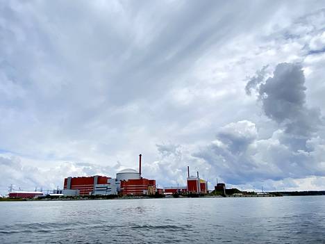 Ydinvoima herättää helposti enemmän pelkoja kuin muu energiantuotanto. Se tekee siitä pelkopolitiikalle erityisen hyvä kohteen, katsoo professori Veli-Pekka Tynkkynen. Olkiluodon ydinvoimala mereltä nähtynä syyskuussa.