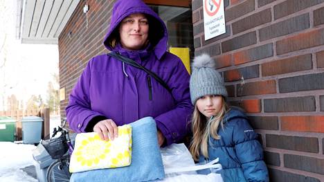 Mira Valkama oli käynyt tyttärensä Jaden kanssa ostamassa sotaa pakenevia ukrainalaisia varten uuden peiton, tyynyn ja pyyhkeitä. Valkamalle oli itsestään selvää, että hädässä olevia ihmisiä pitää auttaa.