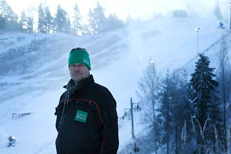 Toimitusjohtaja Petri Ilmarinen kertoo, että ensimmäisenä lumetetaan Hugo-rinne.