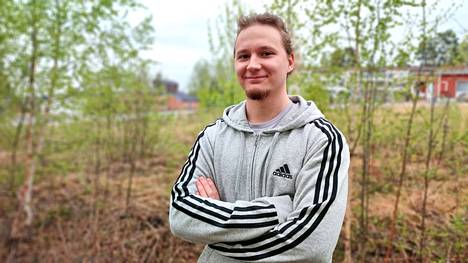 Jami Kekkonen painaa valkolakin päähänsä 3. kesäkuuta 2023. Siihen saakka hän paiskii töitä. Kesällä odottaa armeijaan meno.